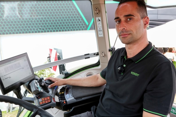 Alexandru Karacsonyi, service brand manager la MEWI in cabina tractorului Fendt 1050 Vario_b