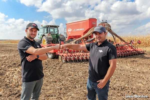 Andrei Chirita fermier si Laurentiu Gheorghe product manager KUHN_b