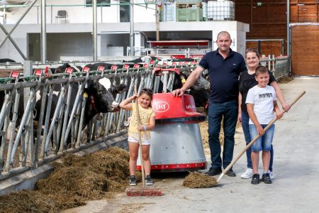 familia Tarnita 01 De la 20 la 30 litri de lapte: cum au transformat roboţii ferma familiei Tarniţă
