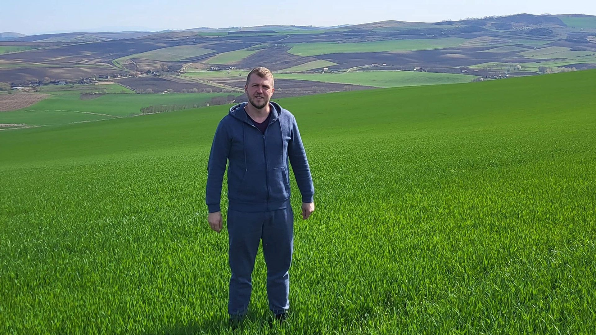 Cristi Pogacian in lanul cu grau 2024 CRISTI POGĂCIAN, fermier din Mureș: „MINIMUM TILL, tehnologia cu succes asigurat!”