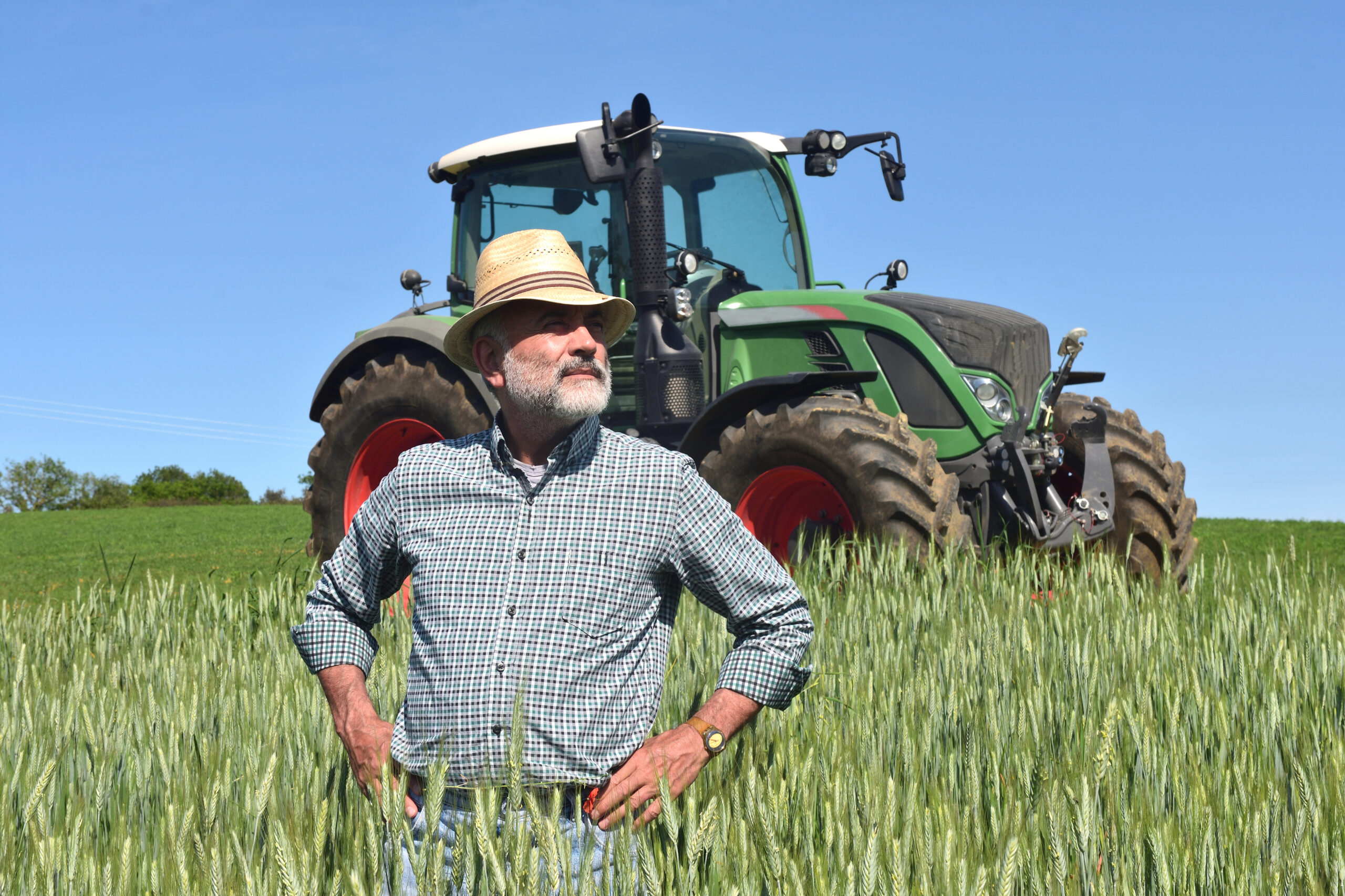 ferme fermier pe camp cu grau si tractor fendt subventie motorina 2025 plata apia bani ferme utilaje agricole tractoare plata apia hectar eligibil