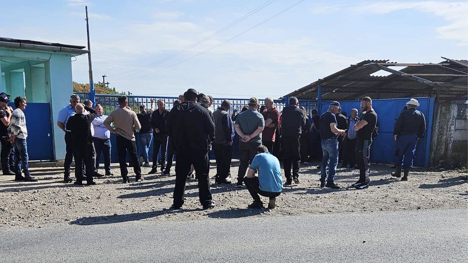 oieri din sibiu protest la ferma lui Dumitru Andresoi Oierii din Sibiu, scandal uriaș la ferma lui Dumitru Andreșoi: „VREM BANII pe animale”! Fermierii acuză țepe de milioane de lei