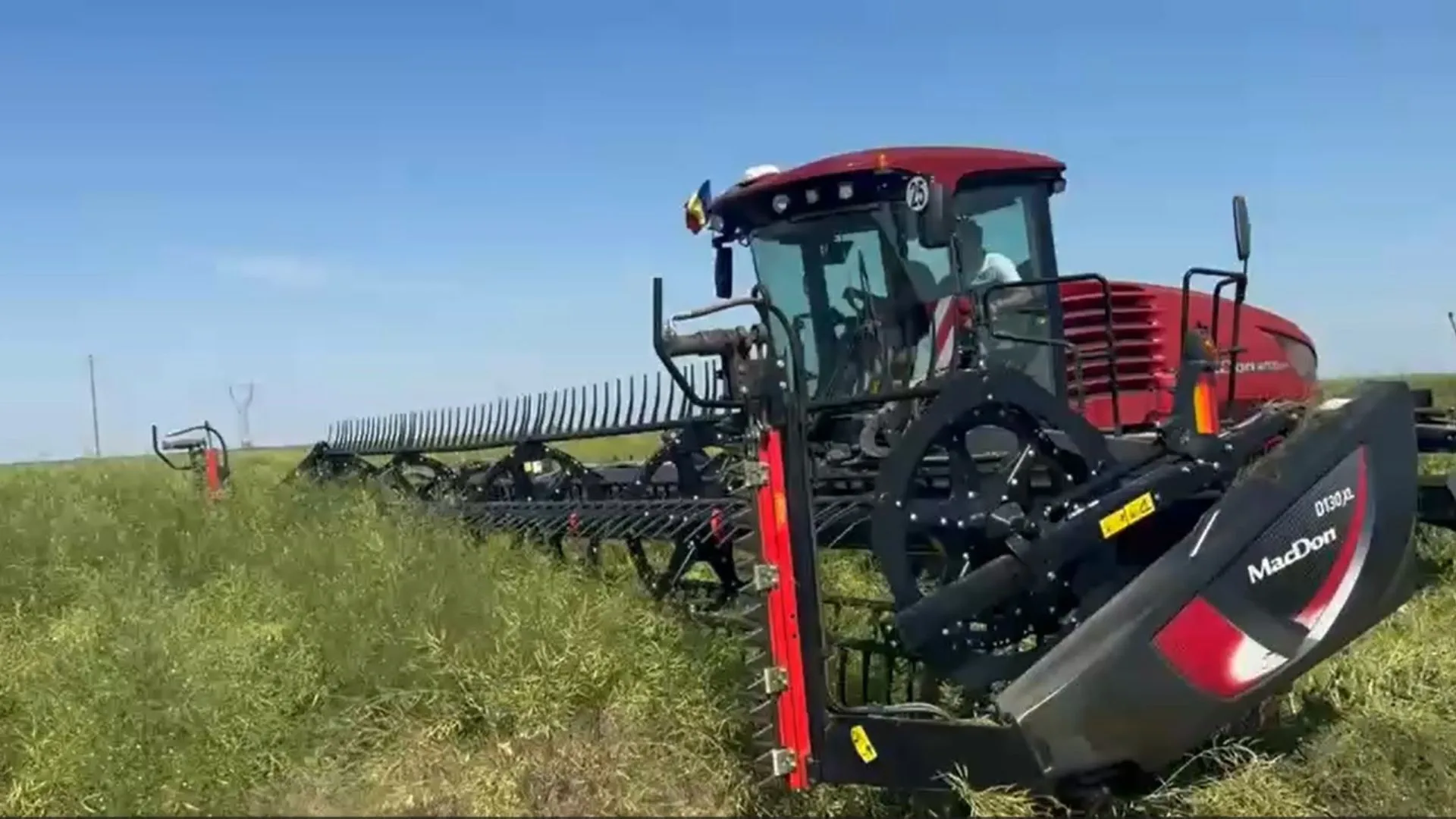 Agromec Vișina a intrat la recoltat rapița… în verde: 2.000 de hectare deschid campania de vară prin metoda recoltării în brazdă - VIDEO. Liviu Dincă: ”Acum este momentul optim pentru a așeza plantele la sol”