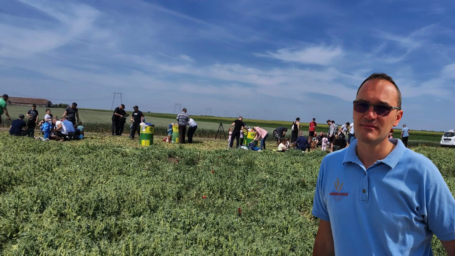Fermierul Milan Kelo: „Copiii au văzut că mazărea nu crește în borcan, în magazin, ci pe câmp”. Eveniment caritabil inedit la Nădlac: zeci de oameni au cules mazăre ecologică și au făcut donații unei familii aflate în necaz