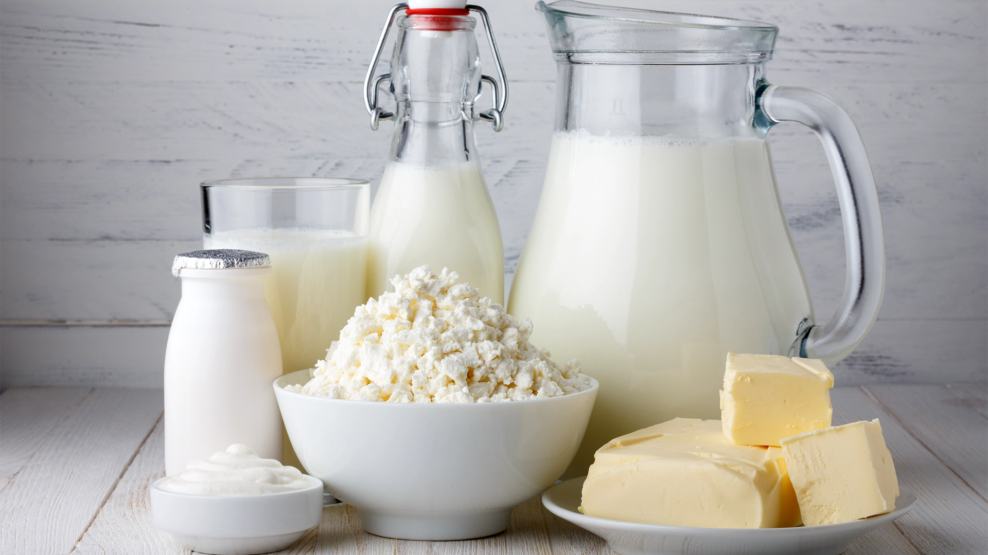 lactate PARADOX: România produce 4,4 milioane de tone de lapte pe an, dar importă lactate de un miliard de euro! Doar o treime din laptele românesc ajunge la procesare