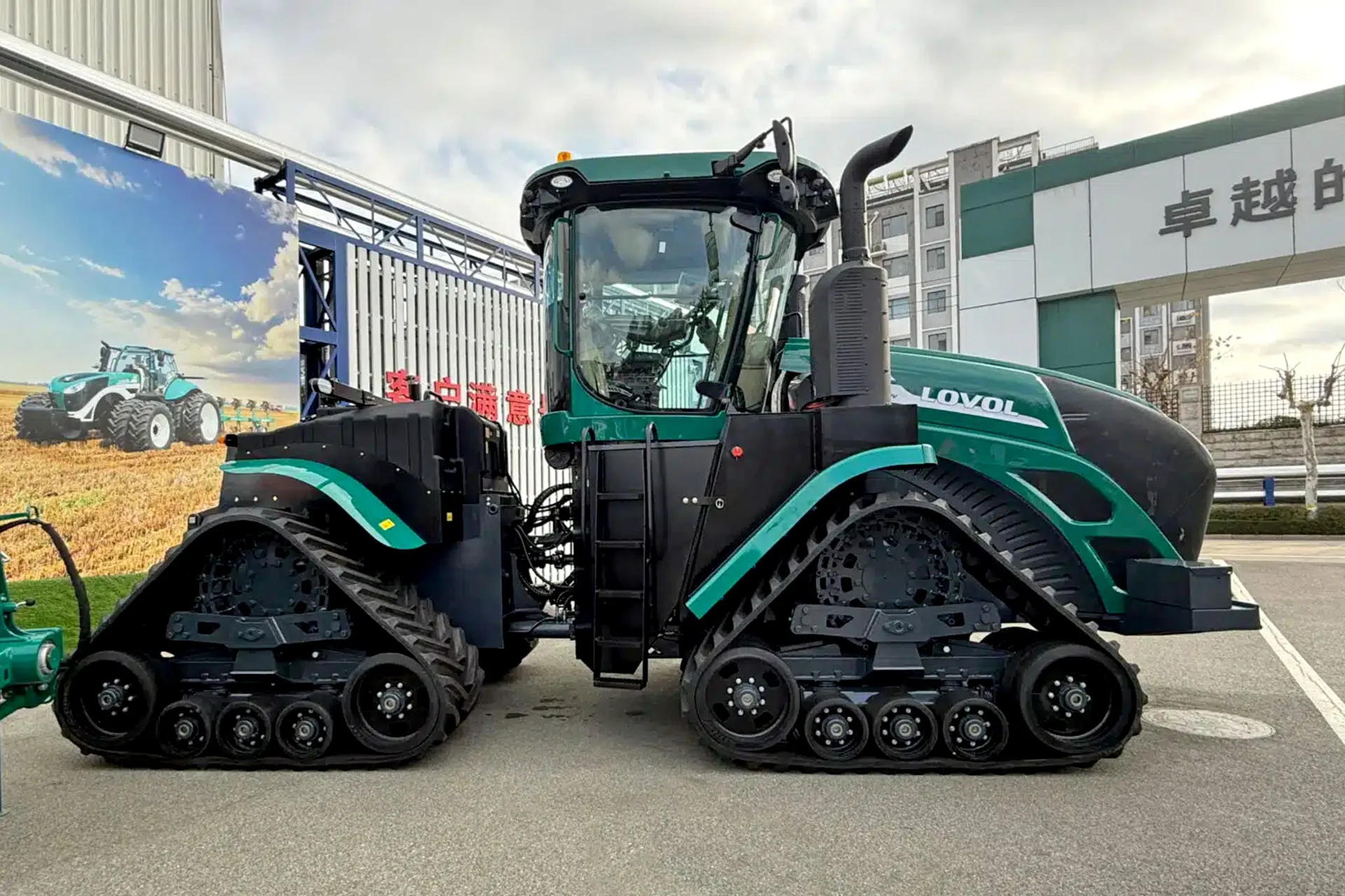 Tractor Lovol pe şenile