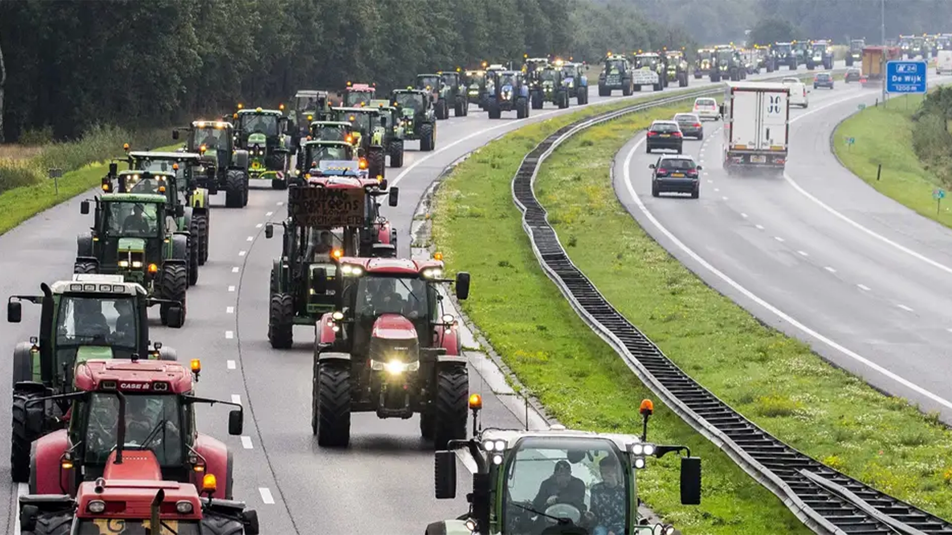 Sute de tractoare, un singur mesaj: „NU NE LUAȚI FERMELE”! Fermierii olandezi au ajuns la capătul răbdării