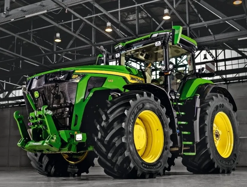 IPSO tractor John Deere 8R 540 HHP