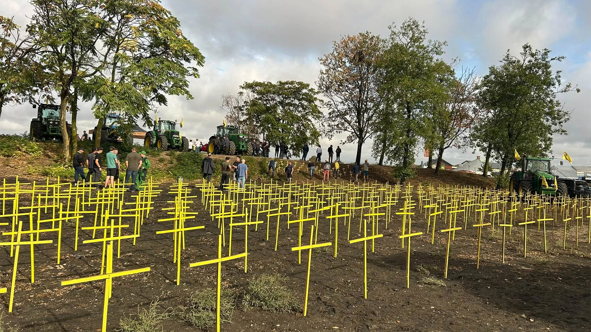 protest fermieri franta 400 de cruci ferme disparute 400 de cruci galbene pentru 400 de ferme dispărute. Protest în „cimitirul” agriculturii: Ce viitor mai au fermele de familie?